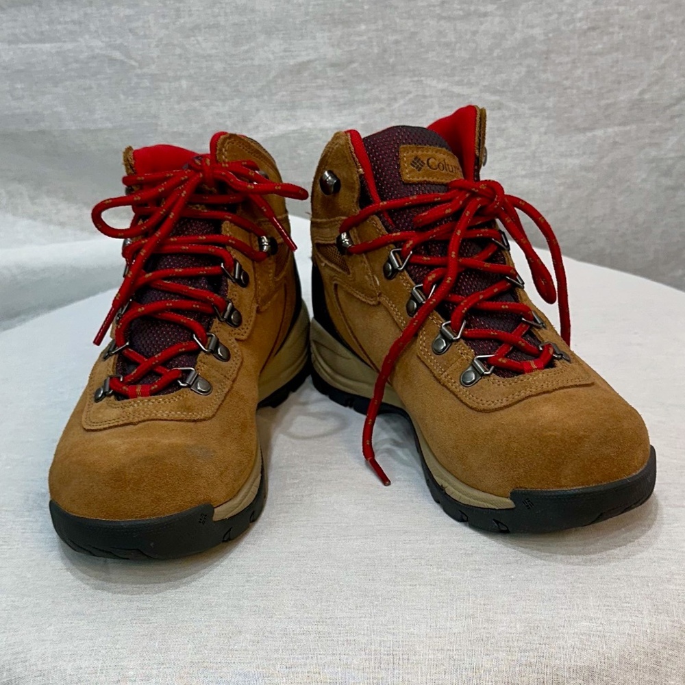 Columbia Boot size 8.5 like new